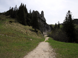 Der Weg führt uns an dem markanten Hirschenstein vorbei