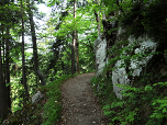 Es geht an Felsen vorbei zu...