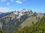 Blick zur Hochplatte, rechts hinten spitzt der Geiselstein hervor
