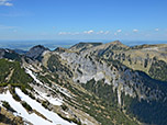 Im Hintergrund zeigt sich der Forggensee