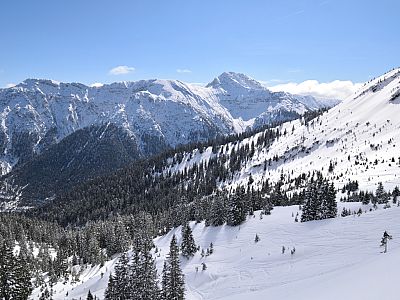Im Südosten bestimmt die Kreuzspitze das Panorama