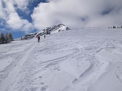 Über einen sanften Hang steigen wir weiter auf