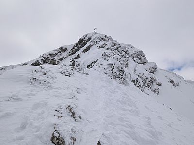 Über den Grat steigen wir zum Gipfel auf