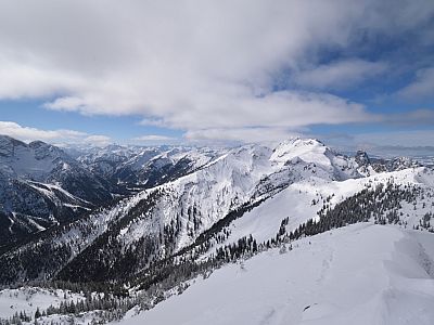 Im Westen die Hochplatte und der markante Geiselstein