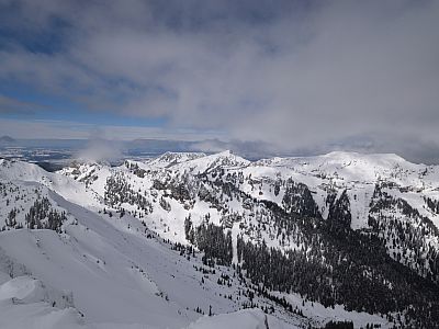 Der flache Firstberg links neben dem Grubenkopf