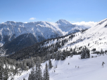 Im Südosten bestimmt die Kreuzspitze das Panorama