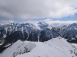 Rechts hinter der Kreuzspitze zeigt sich die Zugspitze