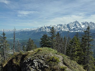 Im Südosten dominiert das Wettersteingebirge das Panorama