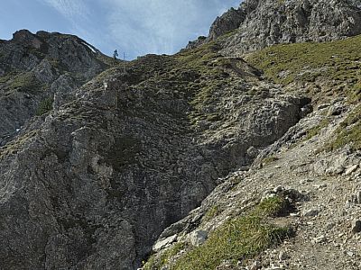 ... der Abstieg in dem rutschigem Gelände hat es in sich.