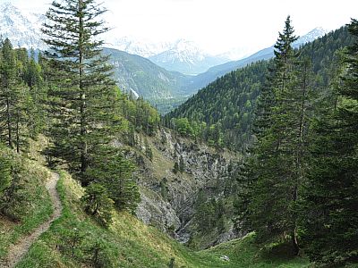 Die Schellaine hat sich tief in den Berg gefressen