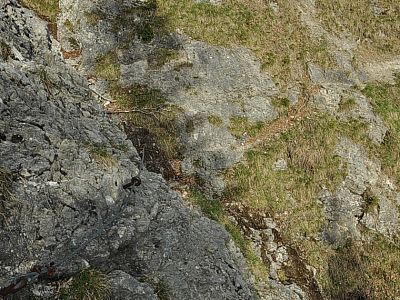 Ein kurzes, mittels Drahtseil gesichertes Wegstück
