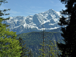Der Blick zur Zugspitze begleitet uns fortan.