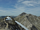 Im Norden der Kreuzspitz (2184 m) und das Kreuzspitzl (2089 m)