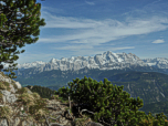 Immer wieder schön der Blick zum Wettersteingebirge mit der Zugspitze.