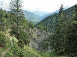 Die Schellaine hat sich tief in den Berg gefressen