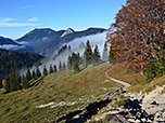 Abstieg zur Gaißalm mit Blick auf Hirschberg und Leonhardstein