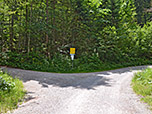 Nach der Brücke halten wir uns rechts...