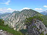Blick zum Blaubergkamm, links im Bild zeigt sich die Halserspitz