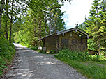 ...und passieren eine Holzhütte