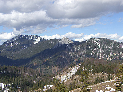 In der Mitte lugt der Leonhardistein hervor