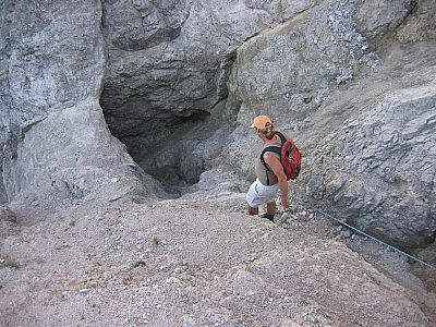 Höhle mit Seilsicherungen
