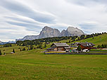 Blick von Compatsch zu Langkofel und Plattkofel