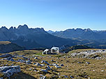 Schlernhaus vor dem Rosengarten und dem Latemar