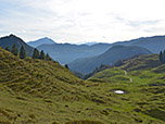 Im Hintergrund zeigen sich die Hohen Tauern mit dem Großvenediger