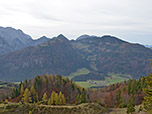 Links von der Bildmitte Stripsenkopf und Feldberg