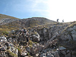 Über Felsen steigen wir weiter aufwärts