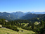 Ganz im Hintergrund zeigen sich der Zahme und der Wilde Kaiser