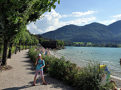 ...Fuschlsee, an dem energisch das versprochene Baden eingefordert wird.