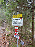 Auf Höhe der Kapelle wenden wir uns nach rechts...