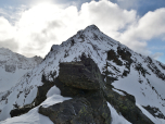 Hinter uns erhebt zeigt sich die imposante Grubenwand