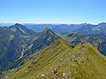 Der weitere Kammverlauf von der Schreckenspitze gesehen, im Hintergrund die Zillertaler Alpen