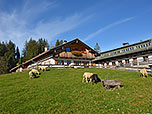 Nun spazieren wir an der Südseite der Alm vorbei