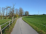 In morderater Steigung führt uns ein Teerweg nordostwärts