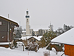 Blick zur Kirche St. Andreas und Hl. Blut in Elbach