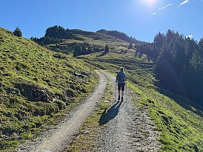 ...verlassen wir nach zwei Kehren linkshaltend