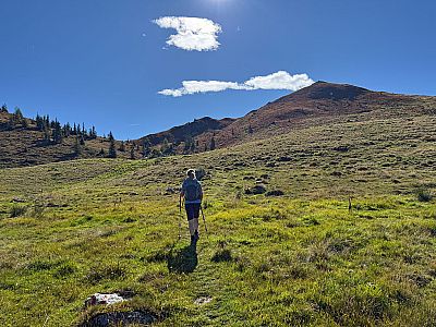 Über uns taucht die Schwarzkogelscharte auf