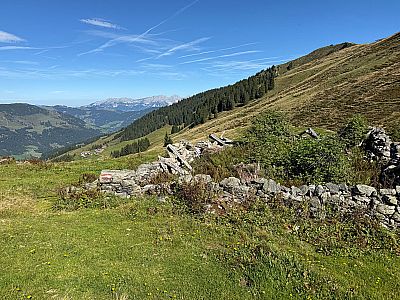 Wir kommen an der verfallenen Oberen Kleinmoosalm vorbei