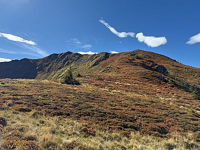 Zu unserer Rechten zeigt sich bereits der Schwarzkogel