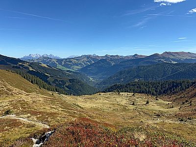Links im Bild zeigen sich nun die Loferer Steinberge