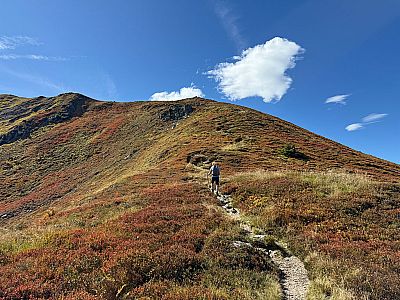 ...steigen wir über den Bergrücken dem Gipfel entgegen