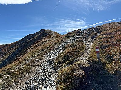 Das Gelände lehnt sich ein wenig zurück