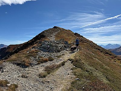 Vor uns taucht nun auch das Gipfelkreuz auf