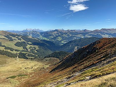 Im Nordosten zeigen sich die Loferer und Leoganger Steinberge