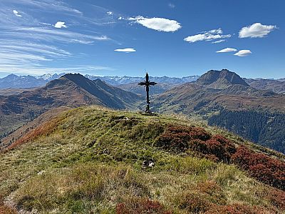 Das Kreuz steht an einer etwas niedrigeren Stelle
