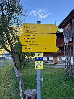 Im Ort ist der Schwarzkogel bereits ausgeschildert