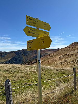 ...treffen wir auf einen Wegweiser...